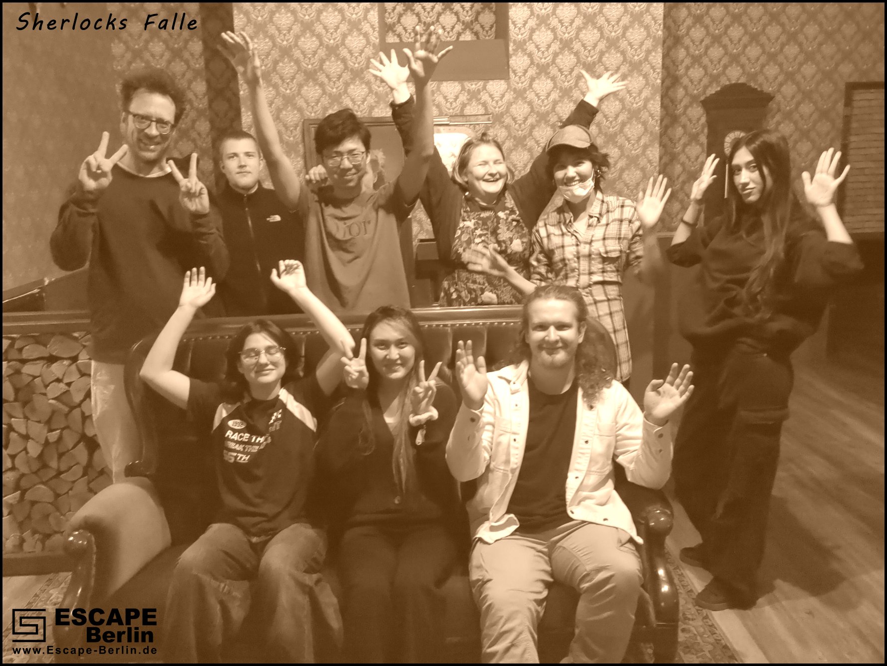 Der Englisch-Leistungskurs des Victor-Klemperer-Kollegs löst als Team ein Rätsel in einem Escape Room.